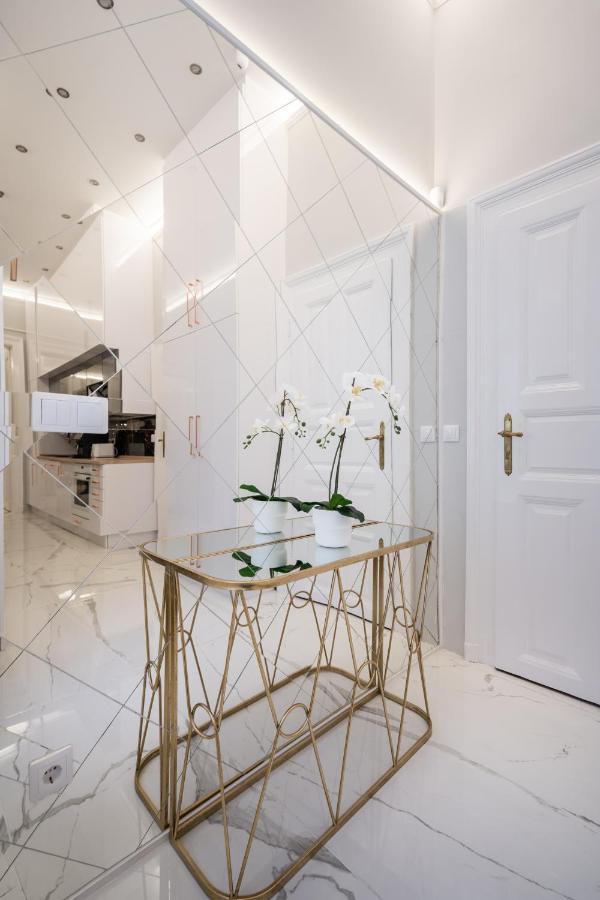 Premium Art Deco Apartment At Broadway // 4Bdr & 3Br ブダペスト エクステリア 写真